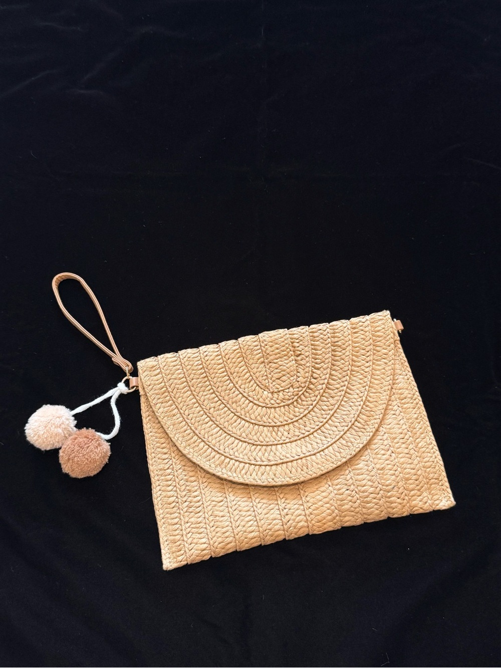 🔹 Woven Straw Clutch Wristlet in Natural Tan